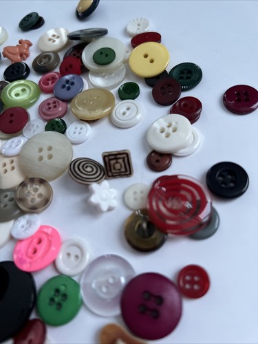 Lote de 100+ botones mixtos vintage Estate manualidades hobby costura álbum de recortes lote 5 - Imagen 7 de 9