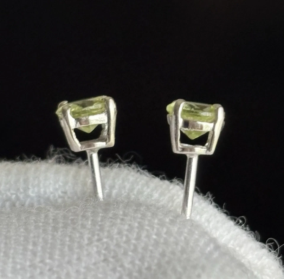Aretes peridoto oro blanco 14k 3 mm lisos unisex adulto o adolescente o niño Foto 3 de 4