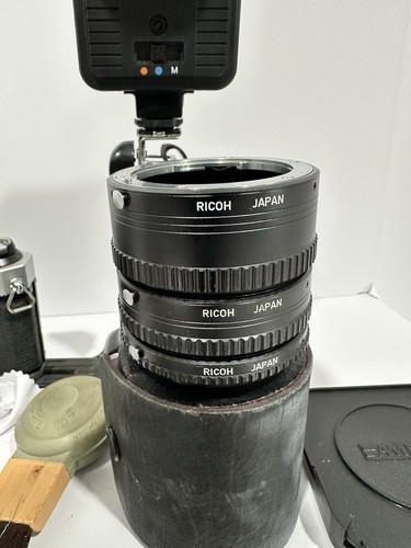 Macchina fotografica vintage Pentax Asahi K100 configurata con flash Achiever 2 obiettivi - Foto 8 di 13