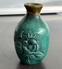 Vintage Mini Vase Messing Bronze &ndash; gr&uuml;ne Verdigris Patina &ndash; Blumenrelief Sammler