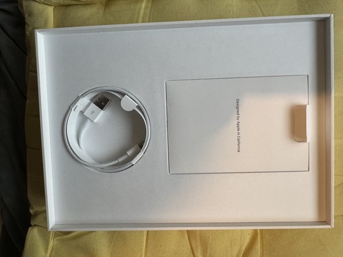 Apple iPad 6th Generation (2018) 32GB WiFi / 4G Silver - Picture 8 of 11