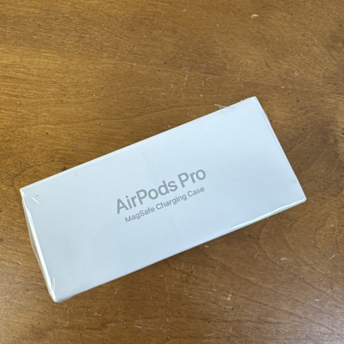 NEW SEALED Apple AirPods Pro 2nd Generation Wireless Charging Case (Lightning) - Photo 3 sur 5