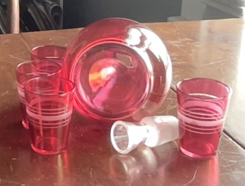 Vintage Cranberry Cordial Liqueur Set. Flask With 4 Glasses Cut to Clear Top. - Picture 4 of 4