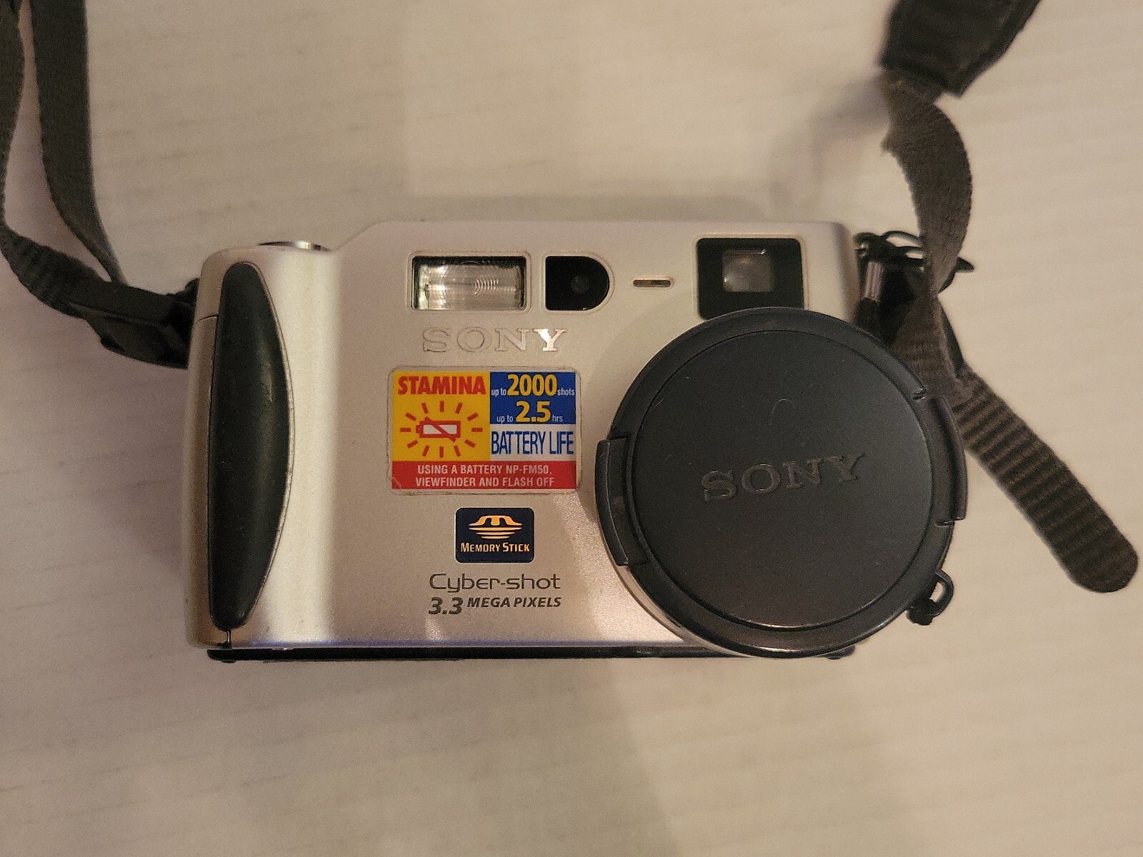 Sony DSCS70 Cyber Shot LCD Digital Camera 3.3MP 6x Zoom w/ Battery