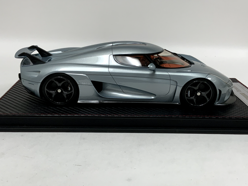 1/18 FrontiArt Avant Koenigsegg Regera en base de cuero azul claro 500 piezas - Imagen 4 de 8