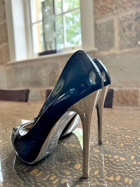 Runway *Alexander McQueen* Couro Patente Preto Coração Peep-Toe Salto Prata ~ 39 - Imagem 2 de 4