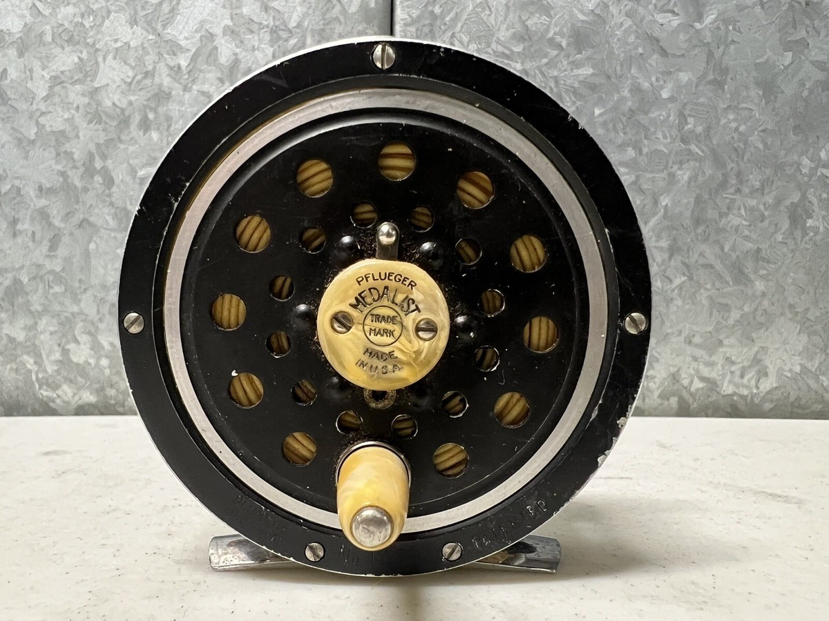 Vintage PFLUEGER Medalist 1494-1/2 DA Fly Reel made in USA W