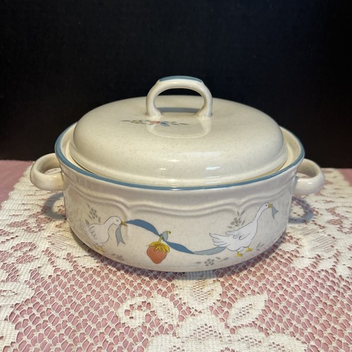 International - Marmalade Stoneware 1.5 Qt Round Covered Casserole dish w/lid - Picture 1 of 11