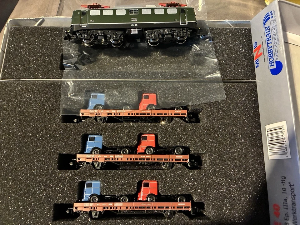 Hobbytrain, H2814, Büssing-Transport, 3 Flachwagen mit E 40 072, DB, neu/OV