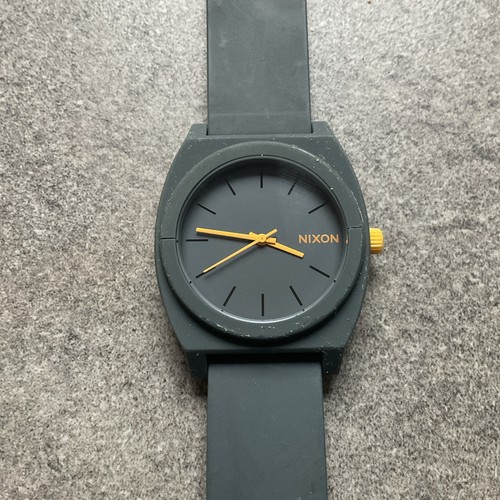 Montre Nixon Minimal Time Teller P 39 mm boîtier et bracelet en résine gris mat D4