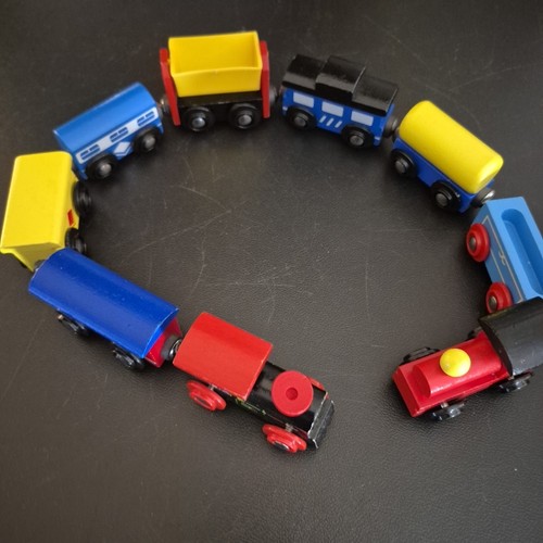 Treno Giocattolo in Legno 9 Auto Magnetico Multicolore Multi Tipo Ruote - Foto 2 di 22
