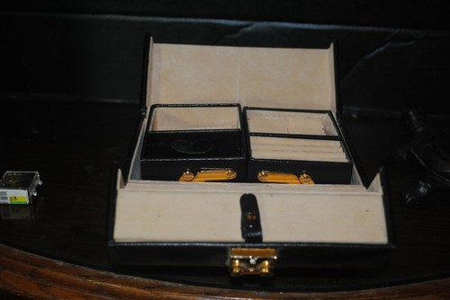 Dulwich Designs Genuine Leather 7x5x5 Locking Jewelry Travel Case - Picture 2 of 4