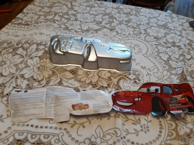 Wilton Lightning McQueen Cars Cake Pan and Instructions Wilton Lightning McQueen Cars Cake Pan and Instructions