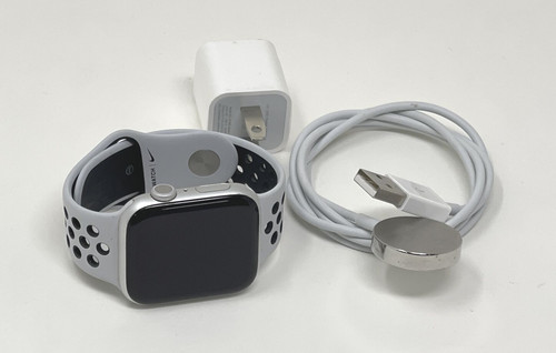 Apple Watch Series 6 Nike 44mm Silver Aluminum Pure Platinum/Black Nike GPS Good
