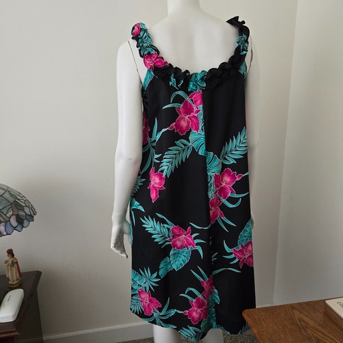 Muumuu Hibiscus Cattleya Orchid Hukilau Fashions Aloha Friday para mujer 12 volantes - Imagen 2 de 9