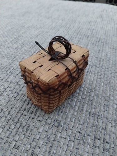 Tiny Wicker Basket with Lid - Picture 2 of 8