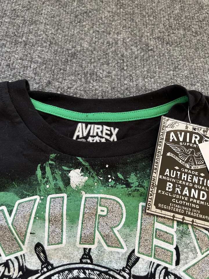 Avire. 全新带标签 T 恤 Youth L (14/16) 黑色飞溅标志“Famous And Feared”  — 第 2/4 张图片