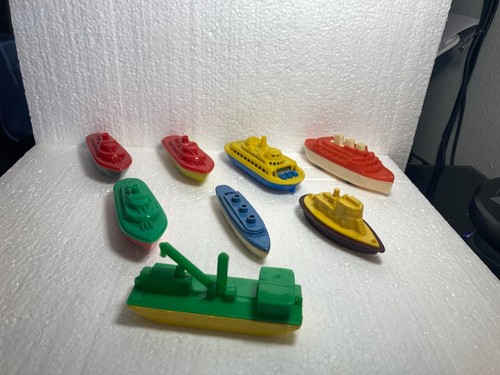 VINTAGE 50's BOAT LOT 8 PIECES HARD PLASTIC