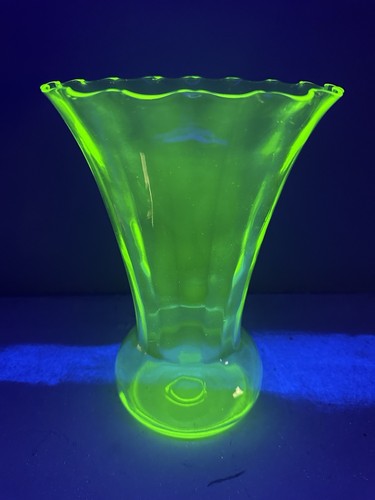 Tall Optic Pattern Uranium Glass Vase Circa 1930s - Picture 5 of 5