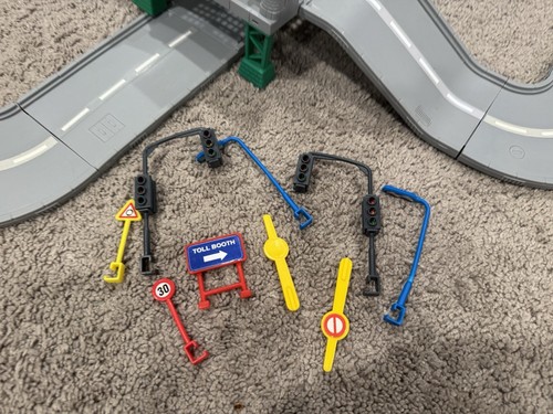 Pre-owned Hot Wheels World Super Highway 16 Track Playset City Green Pay Toll T9 - Picture 3 of 8