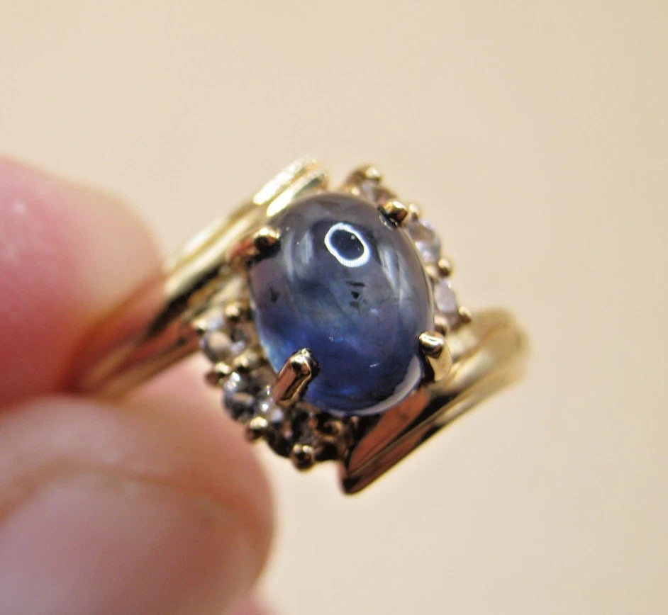 Vintage 9k Yellow Gold Ring Set With Cabochon Blue Chatoyancy Sapphire Size O - Image 3 of 4