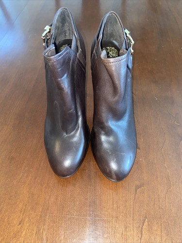 Vince Camuto Damen braune Stilettos Stiefeletten Reißverschluss goldene Akzente Größe 8 - Bild 11 von 11