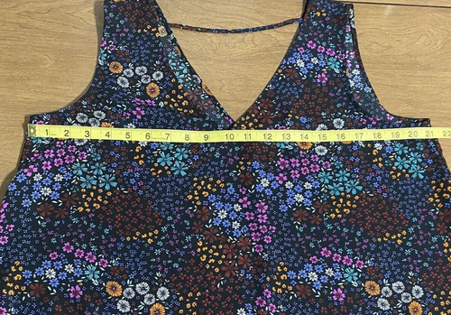 Blusa A.N.A Mujer Grande Negra Floral Sin Mangas Cuello en V Espalda Recorte Informal Top - Imagen 8 de 8