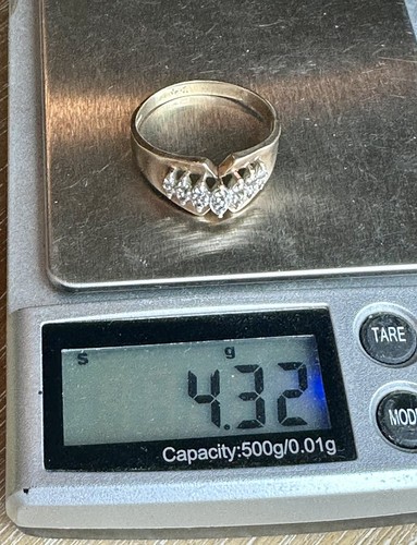 Beautiful 4.32 Grams Vintage 10K Yellow Gold And Diamonds Ring Size 11.5.      G