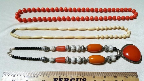3 Collares Cálidos 2 Cuentas de Plástico y 1 Cerámica Tono Plateado y Plástico Lucite Usado - Imagen 8 de 11