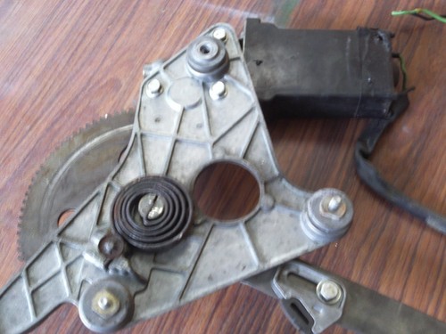 Mercedes Benz (W123) Electric Power Window Motor Regulator (FRONT RIGHT ONLY) - Picture 3 of 4