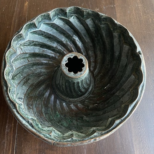 Antigua sartén Bundt grande forrada de cobre con estaño DECORACIÓN *Tiene abolladuras y divisiones* De colección - Imagen 14 de 17