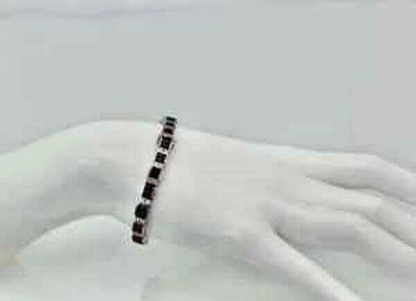Brazalete de tenis único de diamantes y rubí rojo creado en laboratorio de 10 quilates enchapado en oro blanco de 14 quilates Foto 3 de 4