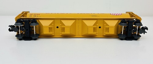 MTH RailKing Union Pacific 4 Bay Cylindrical Hopper 30-7005A - Picture 7 of 9