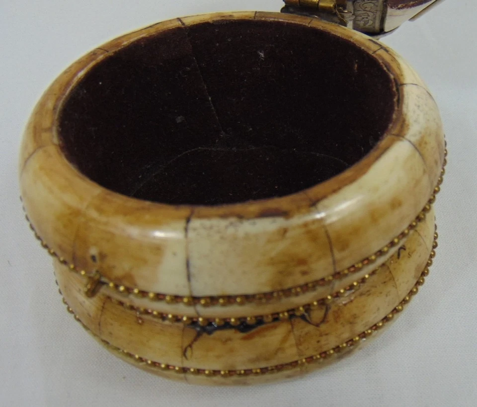 CAJA BARATIJA ORNAMENTADA SUDHA HUESO YAK DE COLECCIÓN TAPA ABOVEDADA BISAGRAS DE LATÓN FORRADAS DE TERCIOPELO Foto 4 de 4