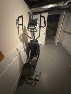 Spirit XS895 Elliptical Less Than 500 Miles lightly used 