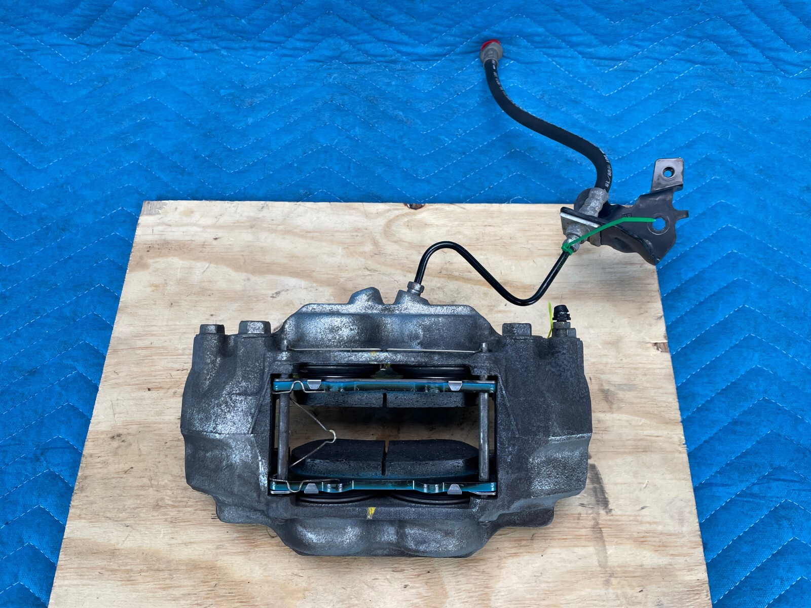 Lexus GX460 Front Brake Caliper w/Pads & Hose Passenger's Side 2016