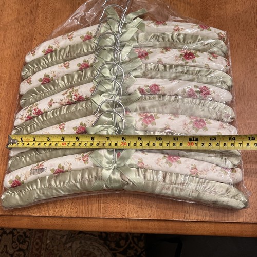 Beautiful 15" Satin Padded Hangers Chrome Hook Red Floral Sage Green Bows New - Bild 5 von 5