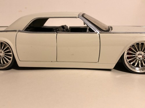 JADA BTK 1963 LINCOLN BIANCO CONTINENTALE CON ANTE POSTERIORI 1:24 NUOVO SENZA SCATOLA - Foto 4 di 10