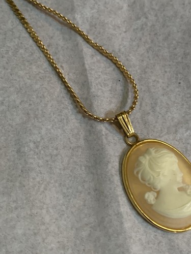 Vintage Resin Victorian Style Cameo with Gold Tone Setting on 18” Chain - Picture 3 of 4