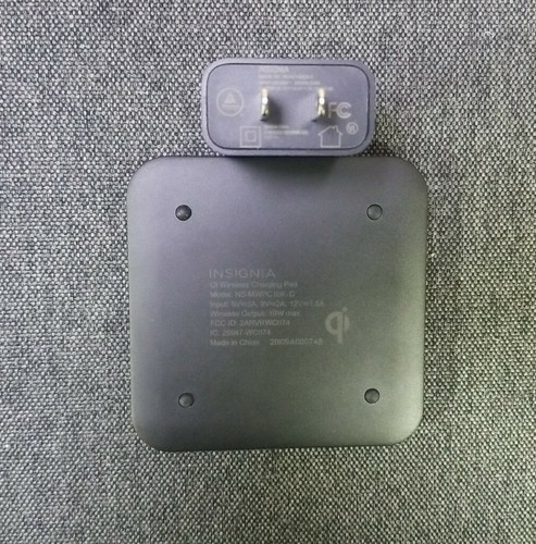 Station de charge sans fil Qi universelle Insignia 10 W NS-MWPC10K-C - Photo 3 sur 4