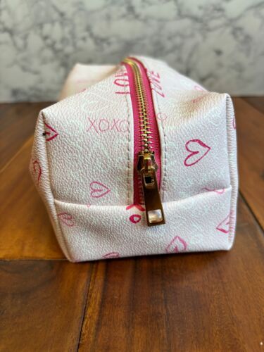 NWOT Pink Heart XOXO Love Cosmetic Make-Up Bag Women's 8" x 5" x 4" - Picture 3 of 8