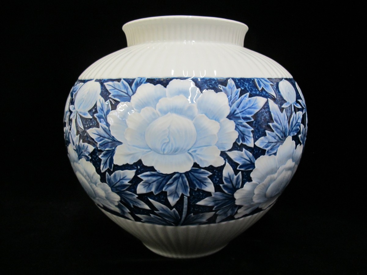 JAPANESE White with Blue PEONY Flower Porcelain KUTANI 9.75