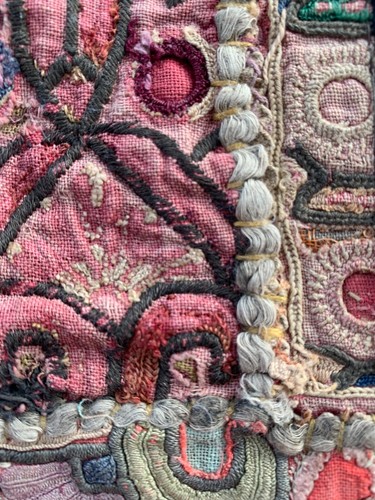 Frammento tessile antico decorativo. Fatto a mano con intricate cuciture in seta. - Foto 7 di 7