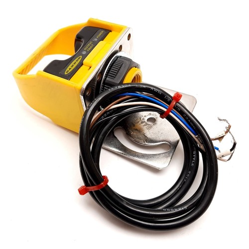 Banner STBVP6 Self-Checking Optical Touch Button Switch, 10-30VDC, 4-Wire PNP - Picture 1 of 6