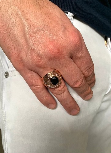 Anillo Universitario Americano De Piedra Negra Ónix En Oro Chapado T56 A 66 - Imagen 5 de 8