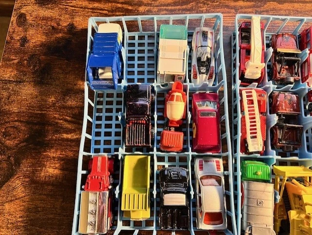 Lote de Coches y Camiones Diecast Matchbox, Hot Wheels y Majorette De Colección Foto 2 de 4