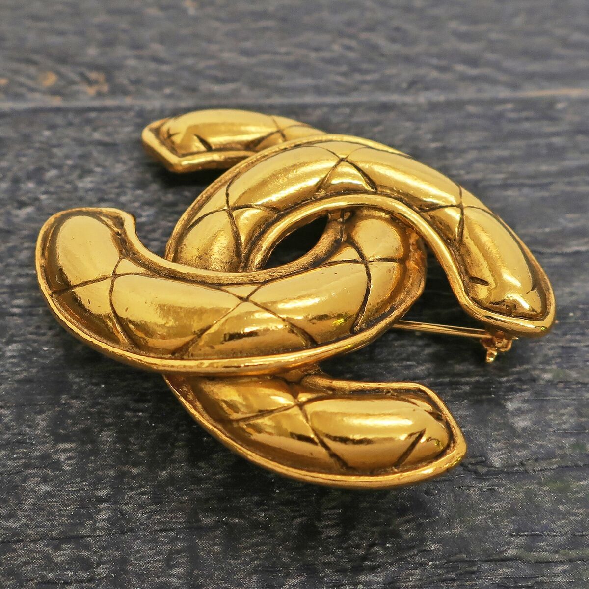 CHANEL Gold Plated CC Logos Matelasse Vintage Pin Brooch CHANEL Gold Plated CC Logos Matelasse Vintage Pin Brooch