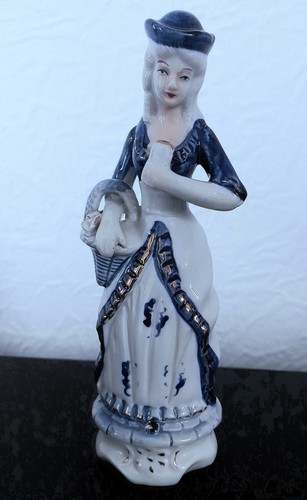 Porzellanfigur, antik. - Bild 1 von 7