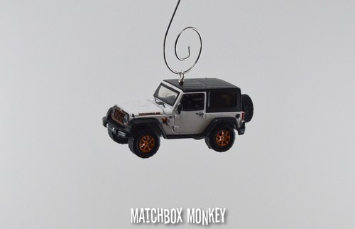 2012 White Jeep Wrangler Unlimited Hard Top Christmas Tree Ornament 1/64 Adorno - Picture 3 of 9
