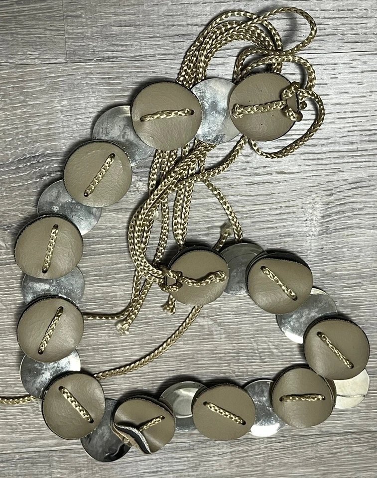 Cinturón de cadera vintage años 70 flecos cordón imitación gamuza discos de metal boho hippie O/S Foto 2 de 3